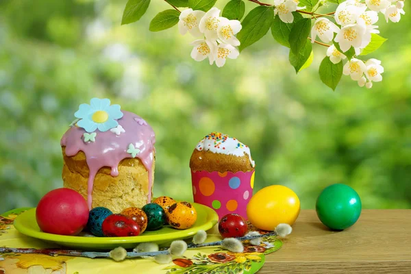 Wielkanoc Martwa Keksy Wielkanocne Kolorowe Jaja Tle Kwitnących Ogród — Zdjęcie stockowe