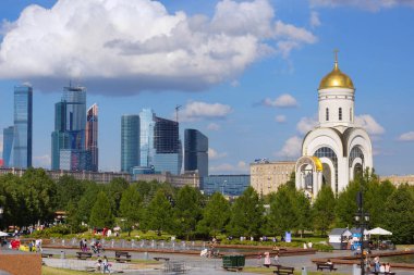 Moskova, Rusya-23 Ağustos 2015. St. George Kilisesi Panoraması ve iş merkezi Moskova şehri. Barış, Londra.