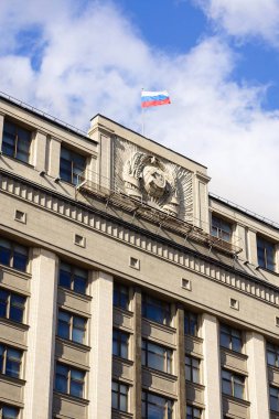 Moskova, Rusya-1 Ekim 2016. Rusya Federasyonu Devlet Duma. Sovyet Birliği 'nin bayrağı ve amblemi ile cephe parçası.