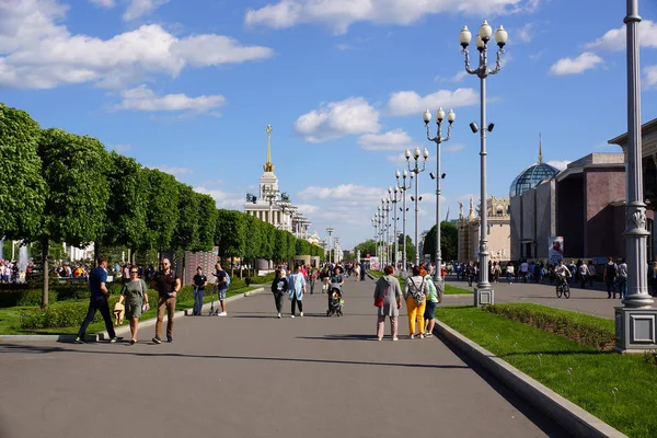 Москва Россия Мая 2019 Туристы Прогуливаются Выставке Достижений Народного Хозяйства — стоковое фото