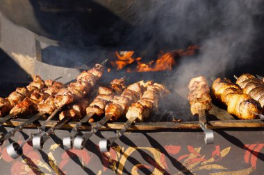 Barbekü. Sokak yemeği yemek. Et açık bir ateşin üzerine kızartılır. Festival 