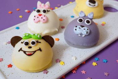 Küçük hayvanlar şeklinde kek. Sır içinde Homebaked souffl hayvan ağızları şeklinde çerçeveli.
