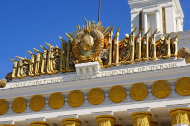 Moskova, Rusya- 13 Haziran 2019. Pavyon 1 Merkez Vdnh üzerinde. SSCB ve tüm Birlik cumhuriyetlerinin amblemlerinden bir basrelief ile bir pavyon parçası. 1954'te inşa edilmiş. Mimarlar G.V. Shchuko ve E.A. Stolyarov