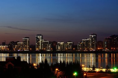 Kazan, Rusya - 4 Eylül 2019. Kazan geceleyin. Novo-Savinovsky bölgesinin manzarası. Sibgat Hakim Caddesi'ndeki evler.