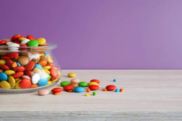 Dulces Multicolores Caramelos Redondos Frasco Vidrio Sobre Una Mesa Blanca — Foto de Stock