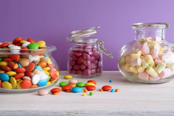 Dulces Multicolores Caramelos Frascos Vidrio Sobre Una Mesa Blanca Fondo — Foto de Stock