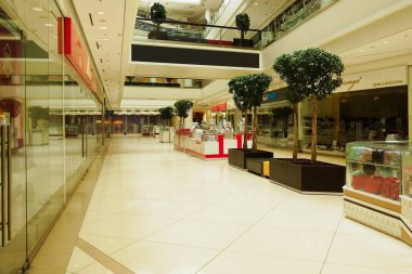 Moskova, Rusya - 18 Mayıs 2020. Karantina sırasında boş bir alışveriş merkezi. Ölüm nedeni: 19..