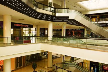 Moskova, Rusya - 18 Mayıs 2020. Karantina sırasında boş bir alışveriş merkezi. Ölüm nedeni: 19..