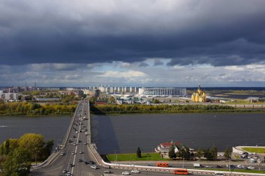 Nizhny Novgorod, Rusya - 17 Eylül 2019. Şehrin Panorama 'sı. Kanavinsky Köprüsü, yeni stadyum ve Alexander Nevsky Tapınağı. Fırtınalı gökyüzü
