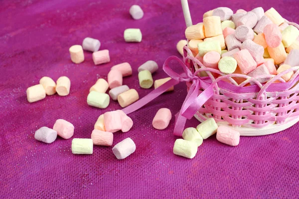 Mnohobarevné Marshmallows Košíku Šeříkovém Pozadí — Stock fotografie
