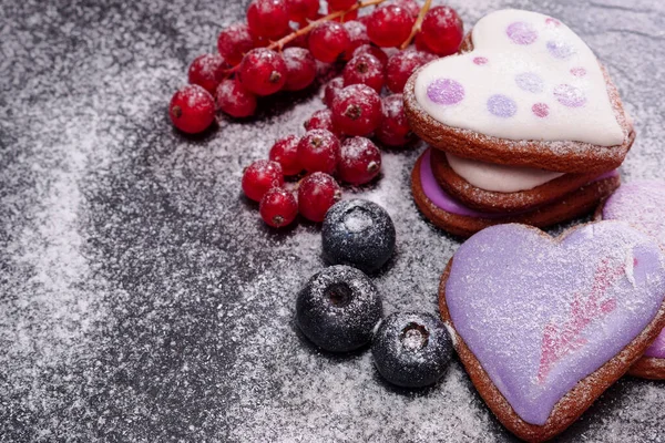 Gingerbread Berries Homemade Heart Shaped Cookies Sprinkled Icing Sugar — Stock Photo, Image