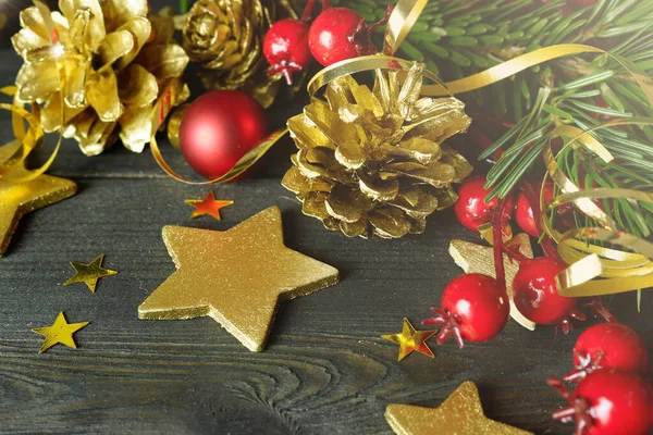 Novoroční Kompozice Kužely Zlaté Kužely Vánoční Ozdoby Černém Stole Pohlednice — Stock fotografie