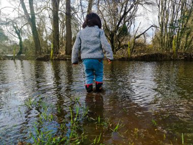 Çamurda oynayan çocuk 