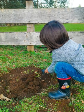 Çocuk yere ekiliyor.