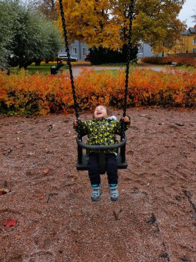 Çocuk salıncakta gülüyor 