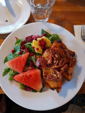 Cevizli tavuk, karpuz, ananas ve fesleğen.