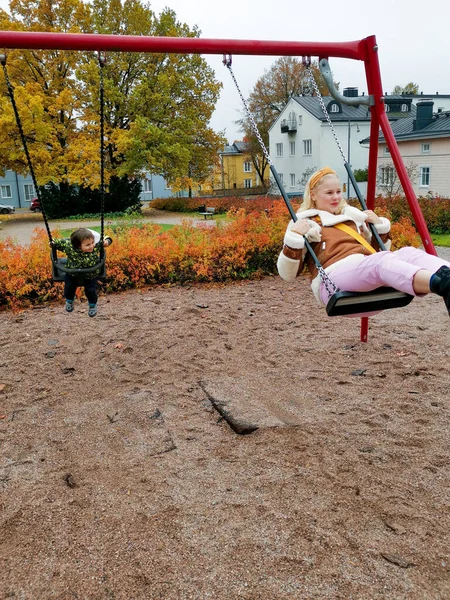 Mulher Criança Brincando Nas Oscilações — Fotografia de Stock