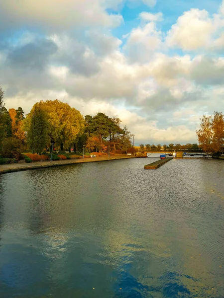 Herbstbäume Spiegeln Sich See — Stockfoto