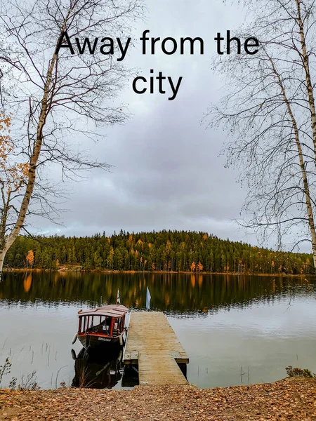 Kotka Finnland Oktober 2019 Spiegelung Der Herbstbäume See Einem Bewölkten — Stockfoto