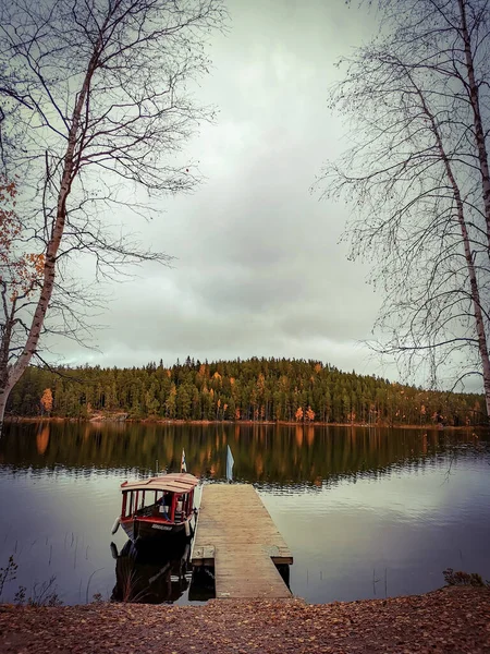 Kotka Finlandia Października 2019 Odbicie Jesiennych Drzew Jeziorze Pochmurny Dzień — Zdjęcie stockowe