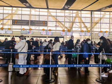 Santiago, Şili. 10 Eylül 2020: maskeli insanlar havaalanında sıraya girdiler. 