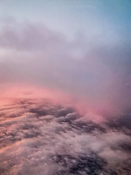 飛行機の窓から雲と空への眺め — ストック写真