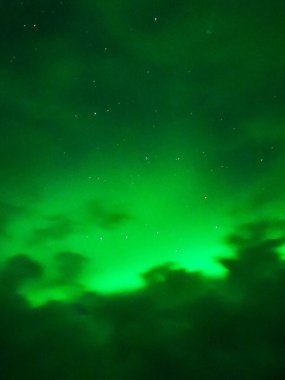 Kuzey Işıkları Bulutların Arasında