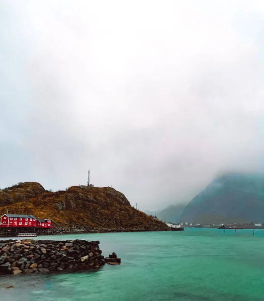 Συννεφιασμένη Μέρα Στο Lofoten Θάλασσα Φωτογραφία Και Ένα Κόκκινο Σπίτι — Φωτογραφία Αρχείου