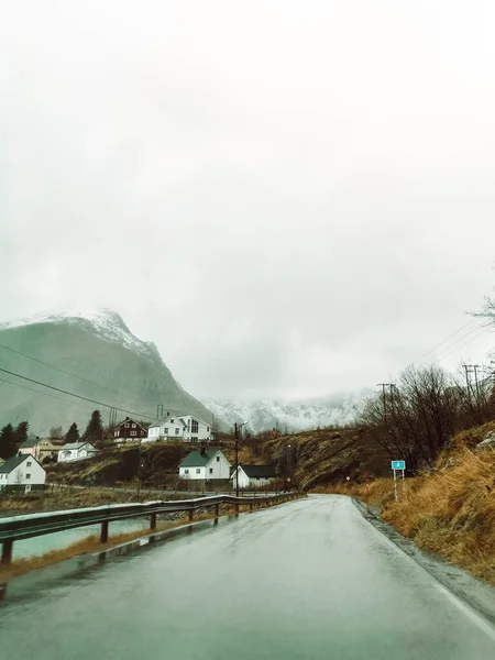 Οδηγείτε Μια Συννεφιασμένη Μέρα Θέα Στο Βουνό — Φωτογραφία Αρχείου