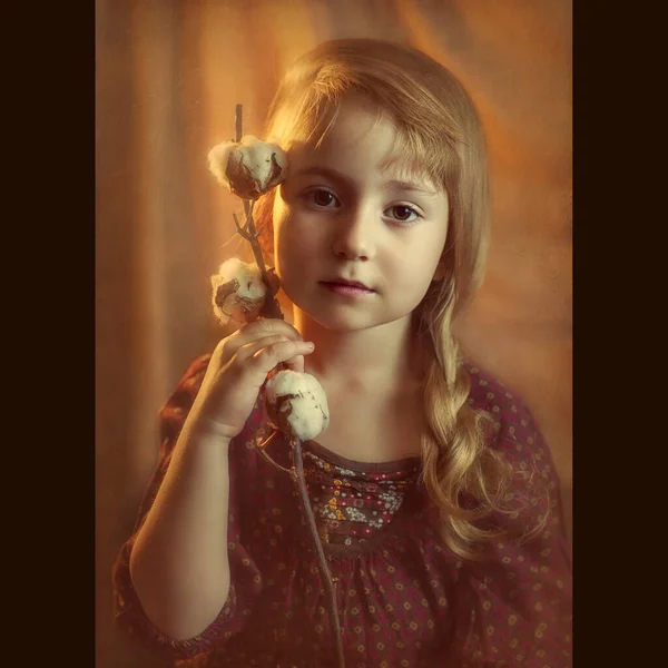 Portret Dziewczynki Świetle Tła Gałązką Bawełny Rękach — Zdjęcie stockowe