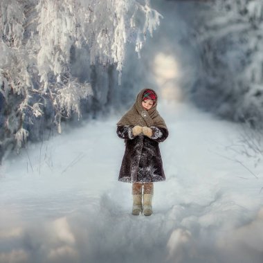 Nastya, karla kaplı bir ormanın ortasında boş bir yolda duruyor ve terk eden babası için yas tutuyor..