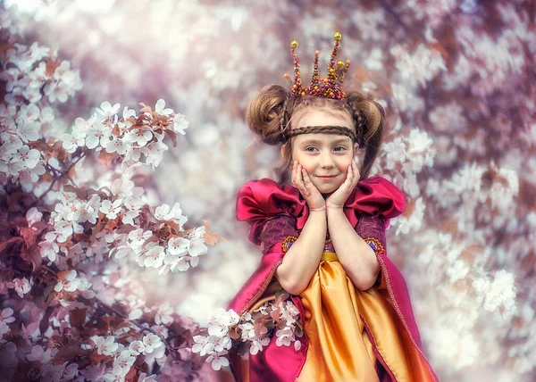 Little Princess Apple Orchard Remembers Something — Zdjęcie stockowe