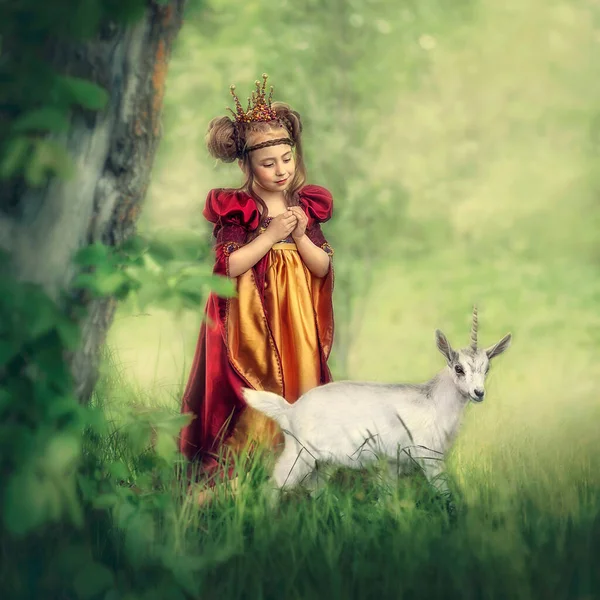 Une Petite Princesse Rencontra Une Petite Licorne Dans Forêt — Photo