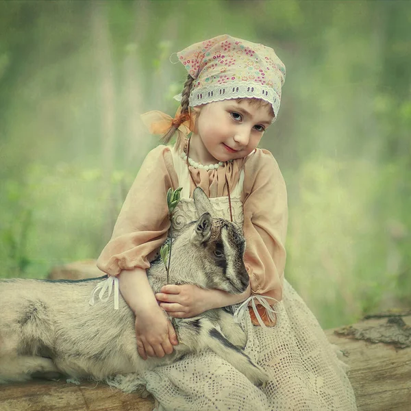 Una Niña Pequeña Abraza Niño Amistad Personas Animales Retrato Una — Foto de Stock