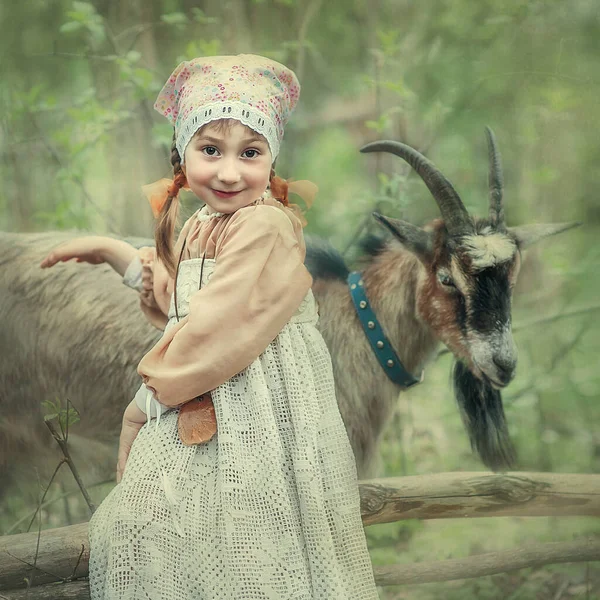 Retrato Uma Rapariga Floresta Com Uma Cabra Menina Posa Fundo — Fotografia de Stock