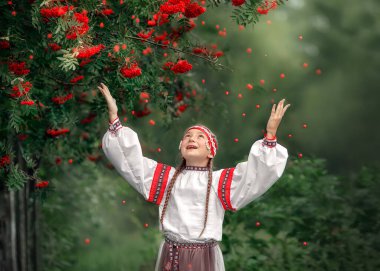 Güzel bir kız Rowan böğürtlenlerini kusuyor. Rowan ağacının yanında Rus bir kızın portresi. Çocuk neşeyle böğürtlen atıyor..