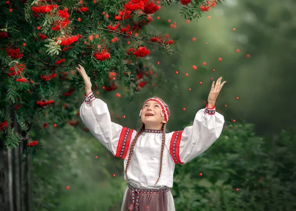 Güzel bir kız Rowan böğürtlenlerini kusuyor. Rowan ağacının yanında Rus bir kızın portresi. Çocuk neşeyle böğürtlen atıyor..