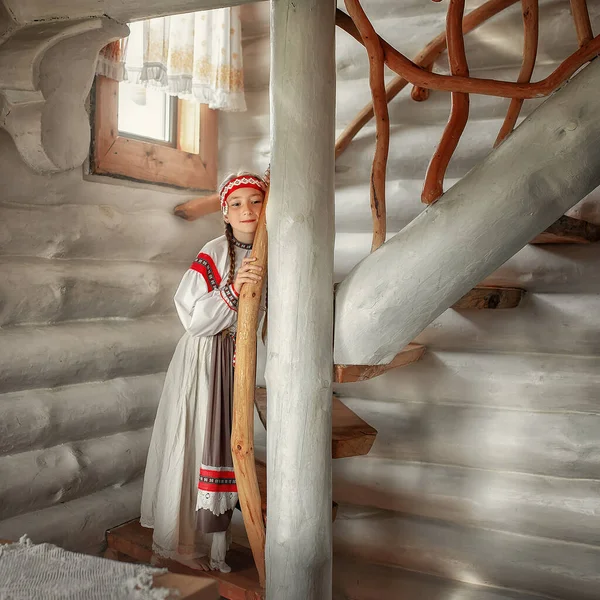 Uma Menina Bonita Traje Russo Está Uma Escada Madeira Uma — Fotografia de Stock