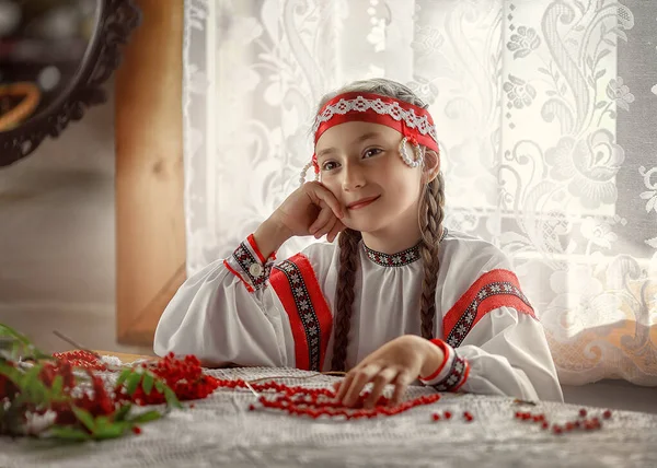 Menina Russa Bonita Sorri Sentado Mesa Retrato Uma Menina Contas — Fotografia de Stock