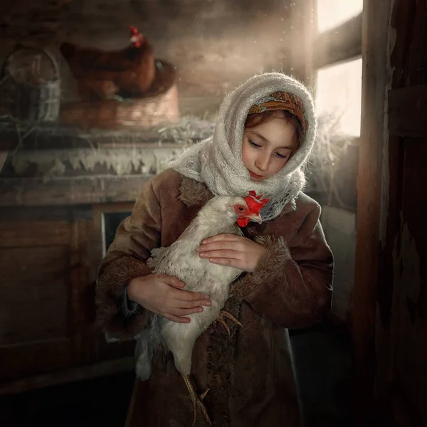 Una Chica Con Pañuelo Blanco Sostiene Pollo Blanco Retrato Una — Foto de Stock