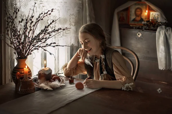 Uma Menina Com Uma Caneta Mão Senta Mesa Retrato Uma — Fotografia de Stock