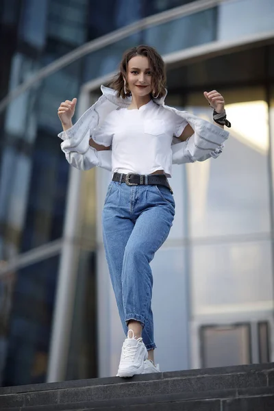 Una Hermosa Chica Vaqueros Azules Una Camiseta Blanca Corre Por — Foto de Stock