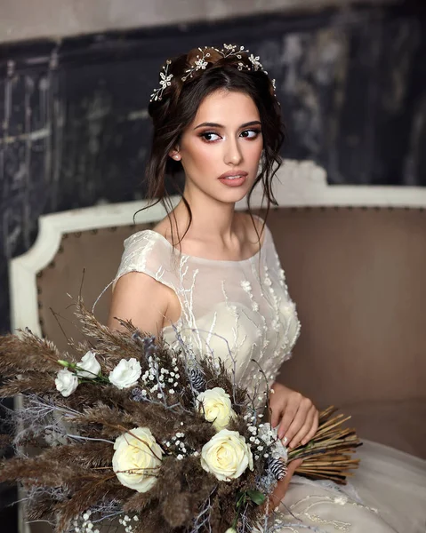 スタジオで豪華な結婚式のドレスでスレンダー美しい女性 白い花束を手にした花嫁の肖像 — ストック写真