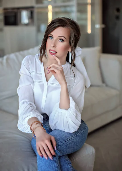 Una Bella Ragazza Blue Jeans Una Camicia Bianca Seduta Sul — Foto Stock