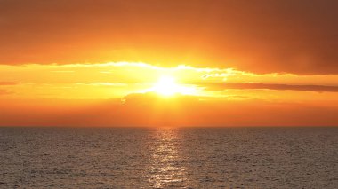 Gölde renkli bir gün batımı. Güneşin son ışınları.