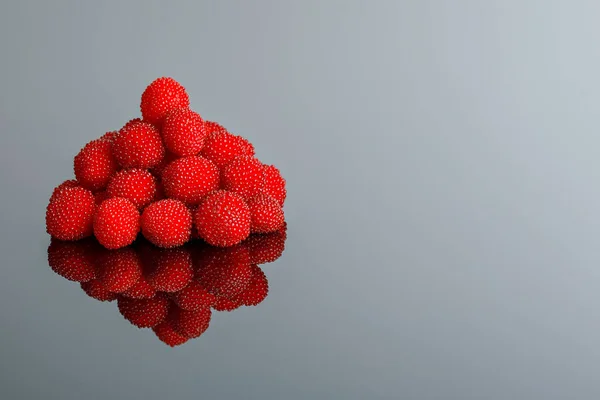 Una Pila Frambuesas Frescas Con Una Reflexión Sobre Fondo Gris —  Fotos de Stock