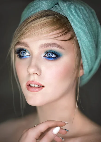 Közelkép Egy Lányról Kék Sminkkel Sapkával Fején Jogdíjmentes Stock Fotók