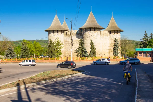 Fortaleza moldavo do século XV, na cidade de Soroka em um belo dia de verão ensolarado. Localizado na margem direita do rio Dniester. SOROKY, MOLDOVA . — Fotografia de Stock