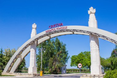 Moldavya, Chisinau olabilir 2018: ünlü üzüm ve şarap üretim tesisi cricova topraklarının girişinde kemer. Yazıt 