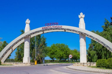 Moldavya, Chisinau olabilir 2018: ünlü üzüm ve şarap üretim tesisi cricova topraklarının girişinde kemer. Yazıt 